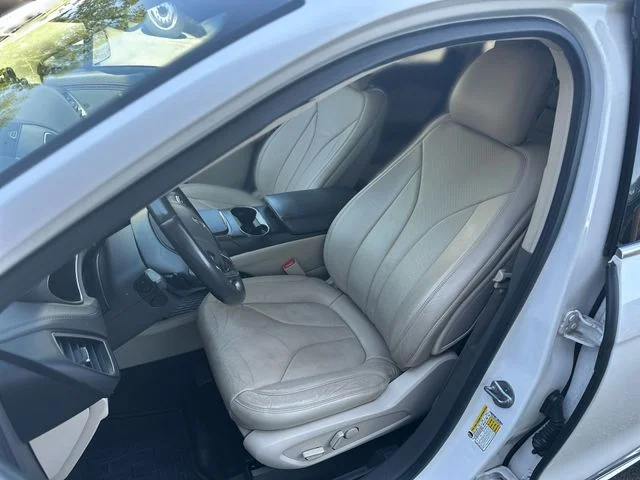 Used 2016 White Lincoln Reserve image 12