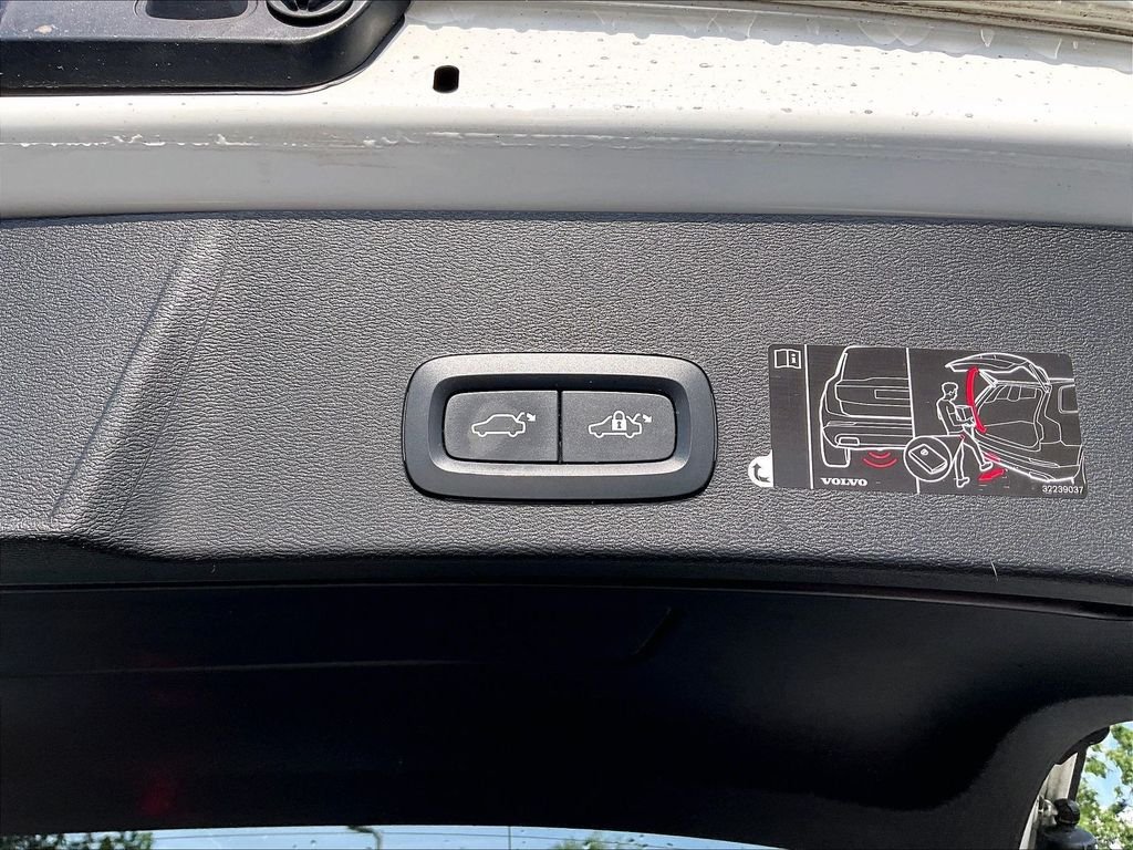 Used 2020 White Volvo Momentum image 36