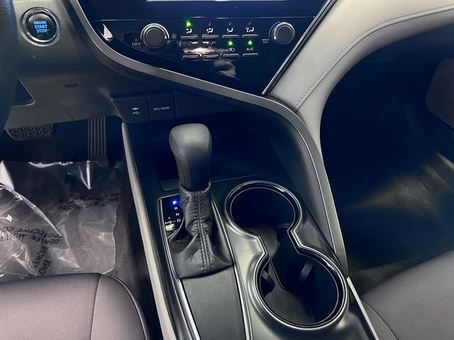 Used 2018 White Toyota LE image 26