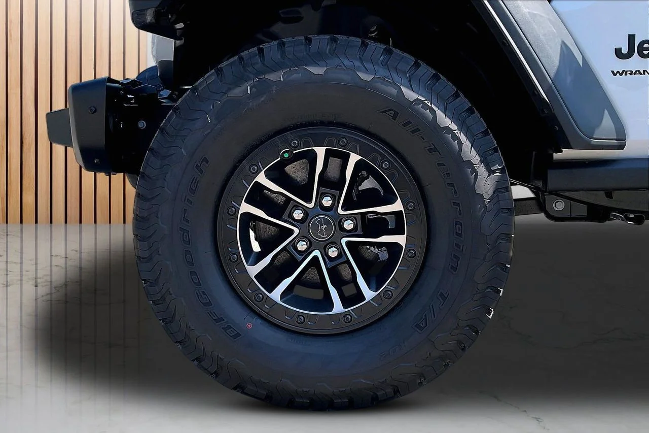 New 2026 Bright White Clear-Coat Exterior Paint Jeep Moab 392 image 31