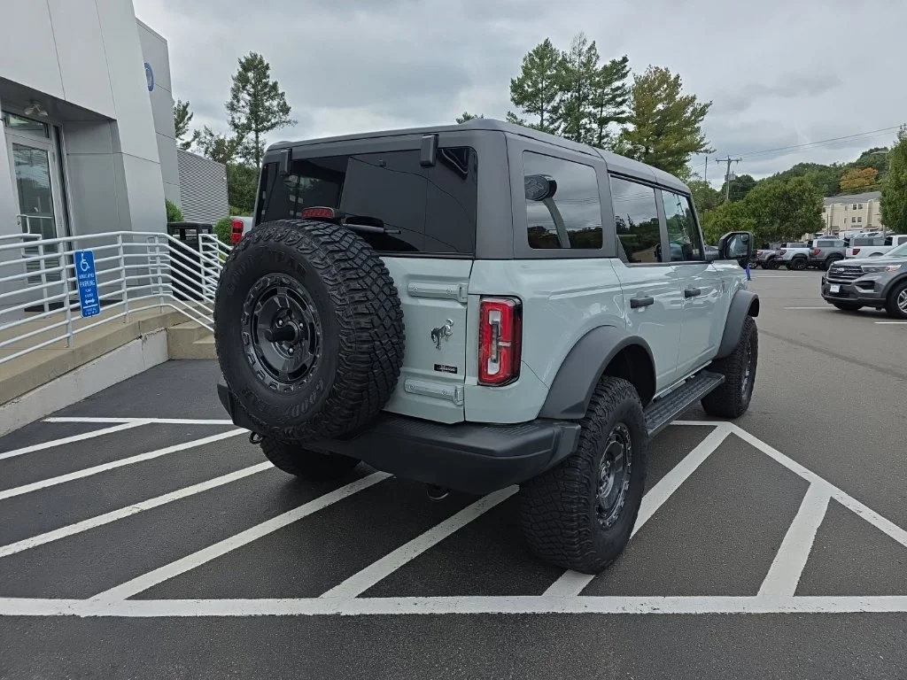 Used 2024 Green Ford Badlands image 3
