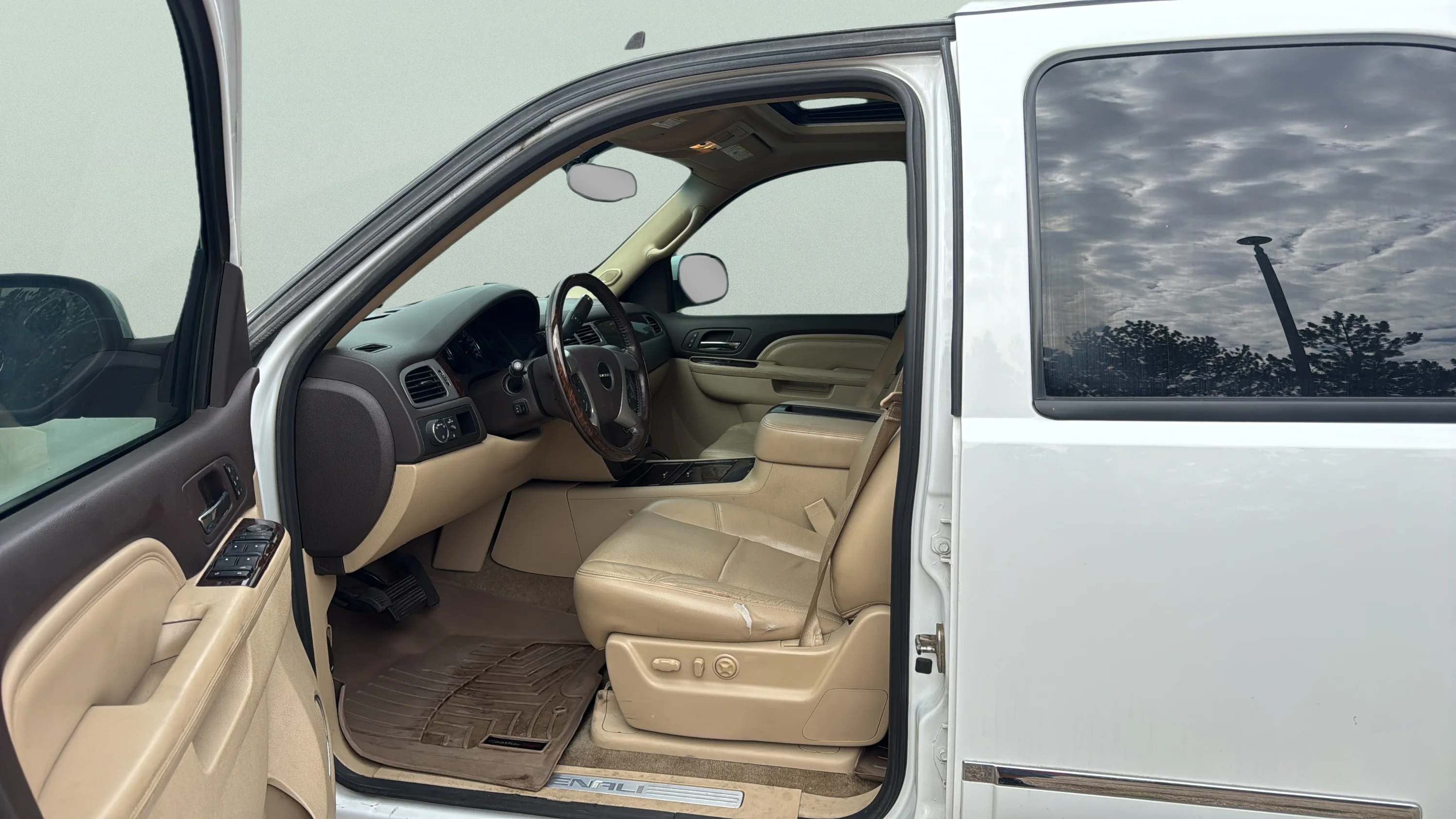 Used 2013 White Gmc DENALI image 10