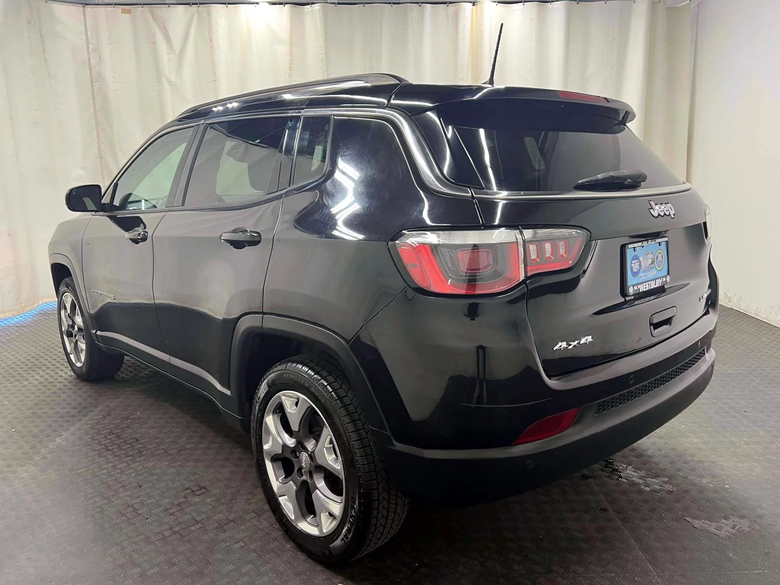 Used 2019 Diamond Black Crystal Pearlcoat Jeep Limited image 8
