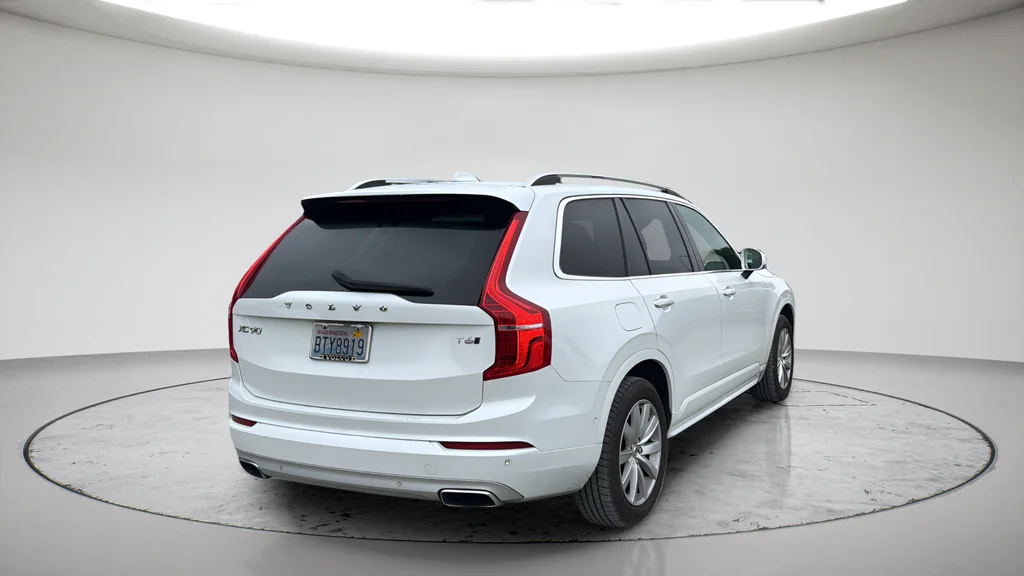 Used 2019 White Volvo T6 Momentum image 7