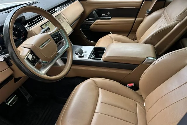 Used 2024 White Land Rover SE image 9