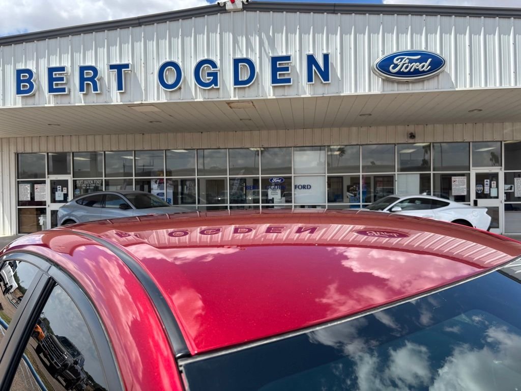 Used 2022 Red Nissan SR image 6