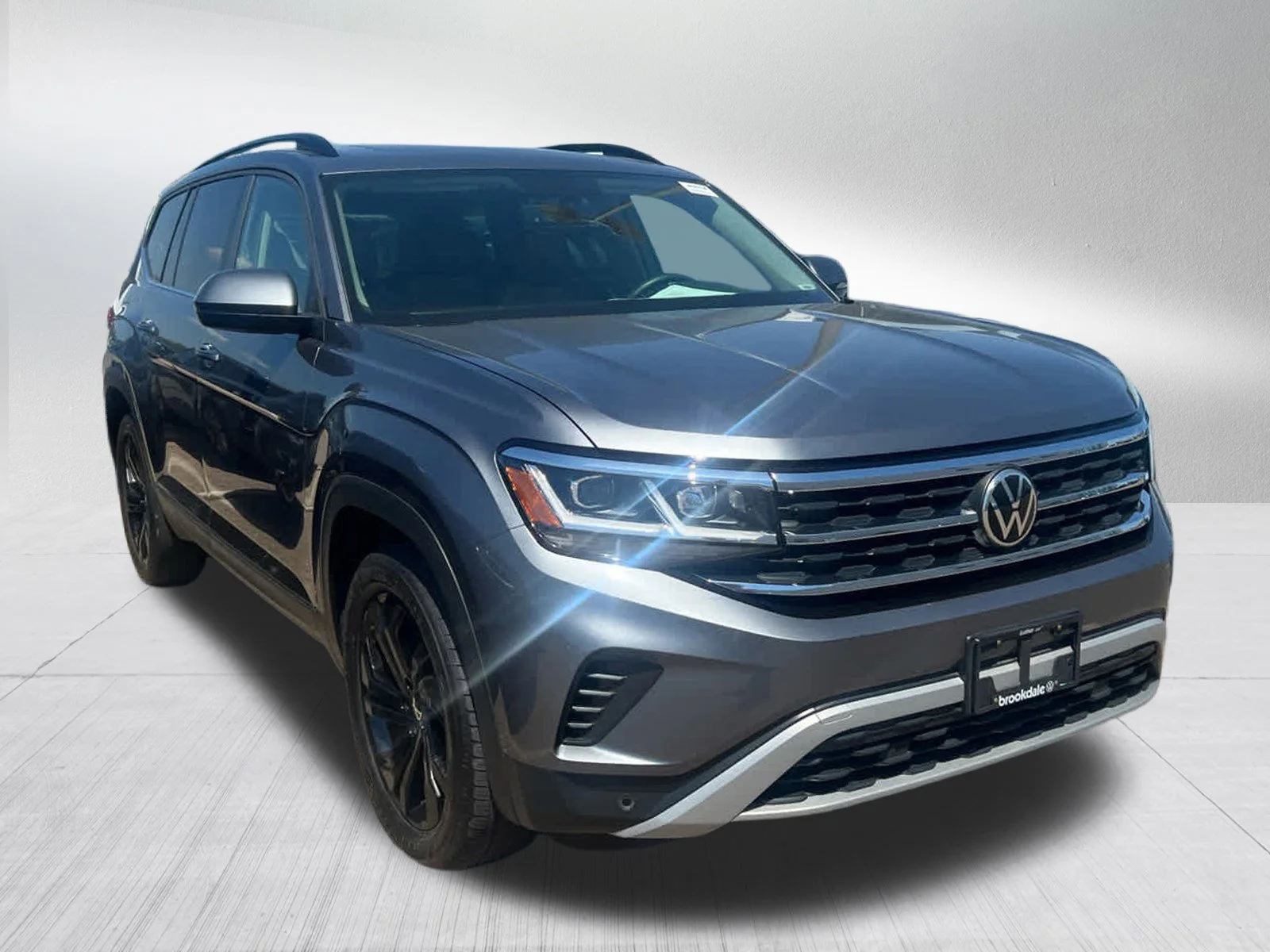 Used 2022 Volkswagen Atlas SE w/Tech with VIN 1V2KR2CA5NC544481 for sale in Brooklyn Center, Minnesota