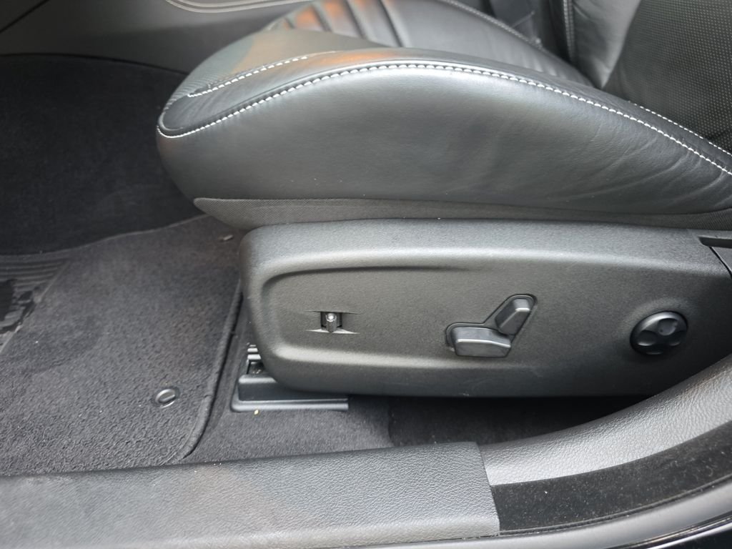 Used 2023 Black Chrysler C image 12