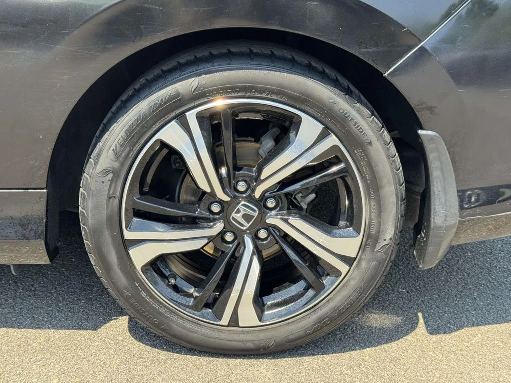 Used 2016  Honda Touring image 12