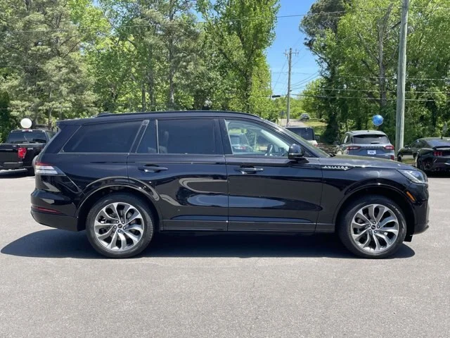 Used 2025 Infinite Black Metallic Lincoln Premiere image 33