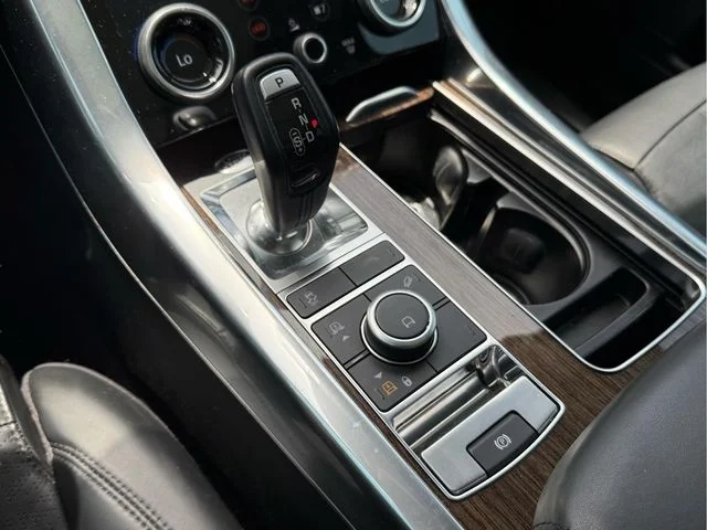 Used 2019 Silver Land Rover HSE Dynamic image 26
