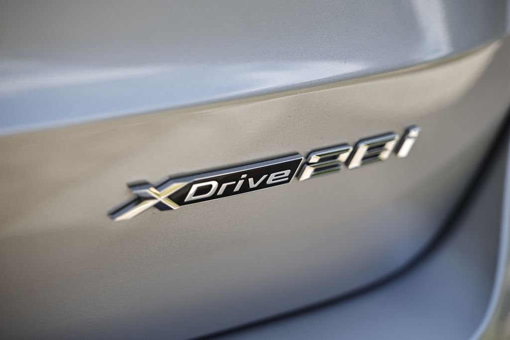 Used 2025 Space Silver Metallic BMW xDrive28i image 9