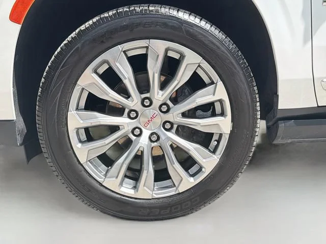 Used 2022 White Frost Tricoat GMC Denali image 44