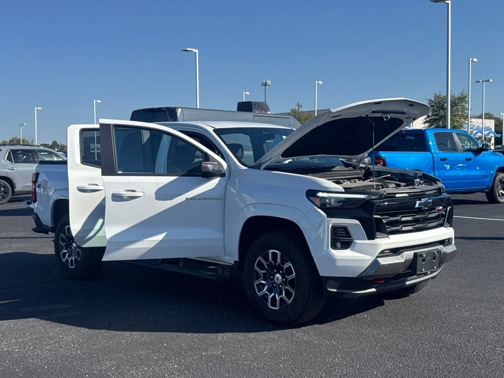 Used 2025 White Chevrolet Z71 image 12