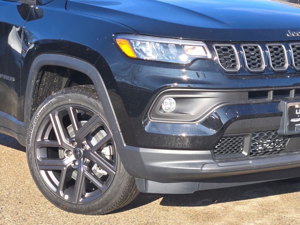 New 2026 Diamond Black Crystal Pearl-Coat Exterior Paint Jeep Latitude image 4
