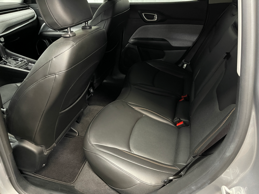 Used 2022 Silver Jeep Latitude Lux image 19