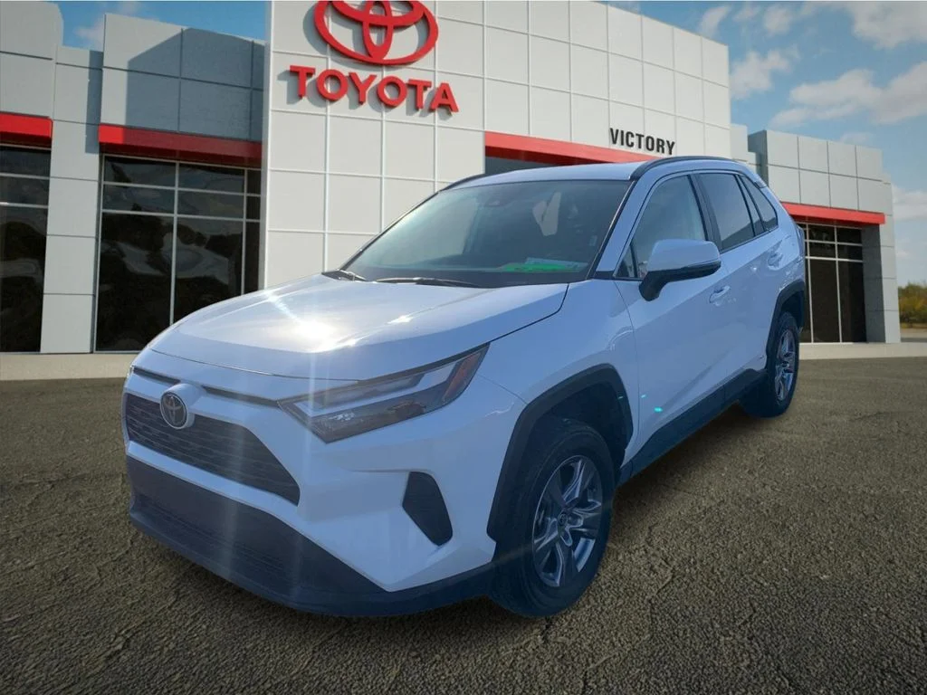 Used 2025 White Toyota XLE image 7