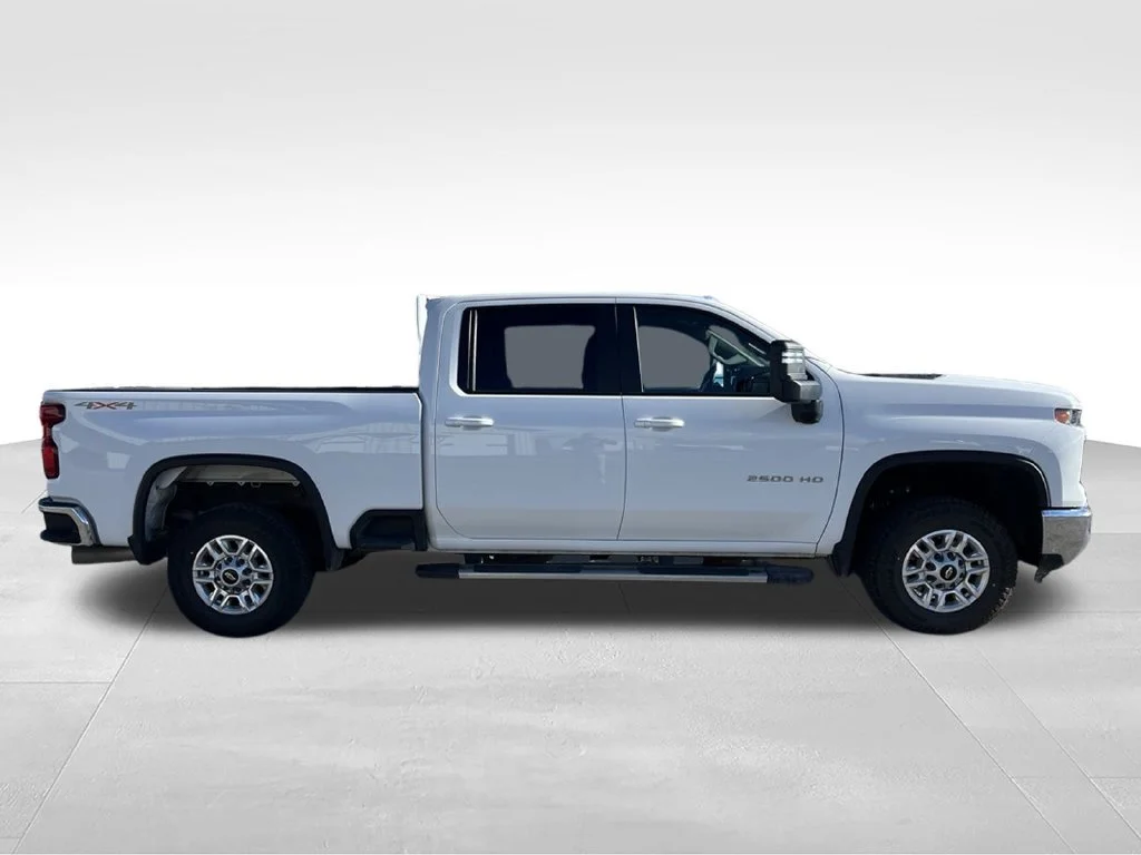 Used 2025 Summit White Chevrolet LT image 4