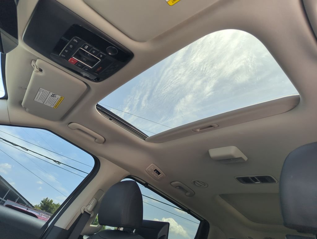 Used 2025 White Kia SX Prestige image 29
