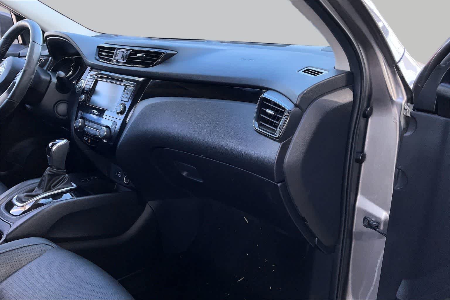 Used 2022 Gun Metallic Nissan SL image 17