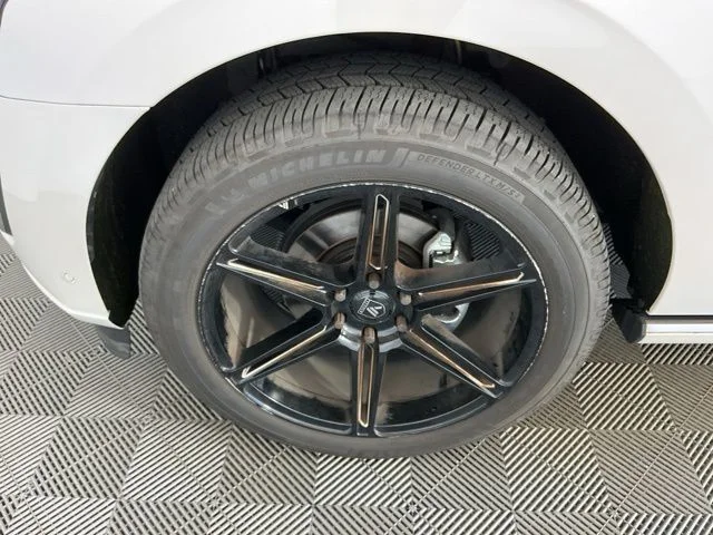 Used 2019 White Platinum Metallic Tri-Coat Ford Platinum image 7