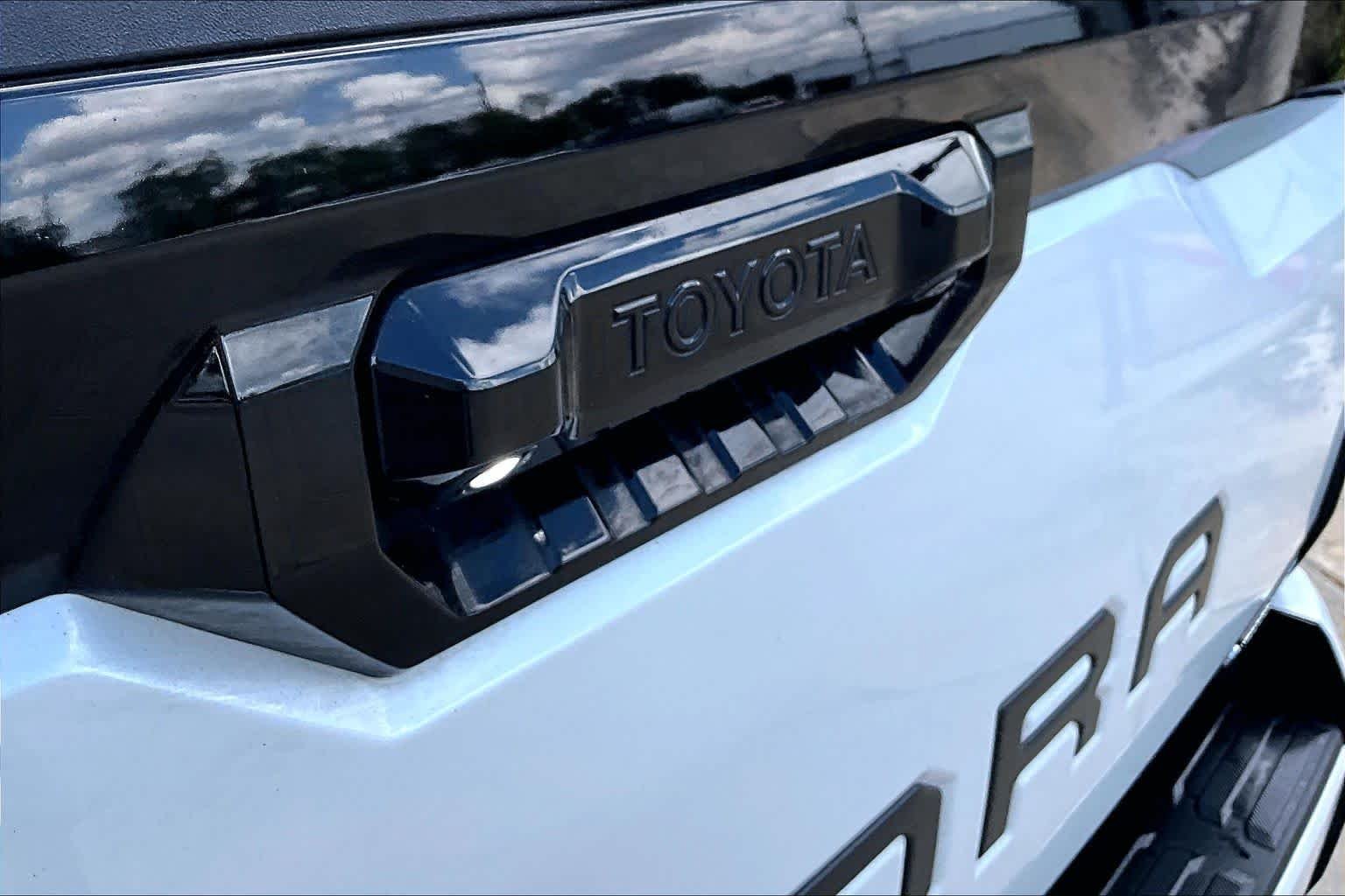 Used 2025 Wind Chill Pearl Toyota Platinum Hybrid image 10