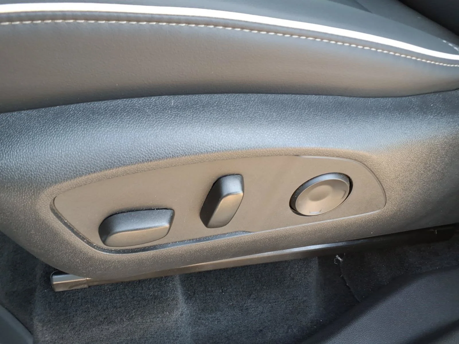 Used 2025 Summit White Gaz Buick Preferred image 16