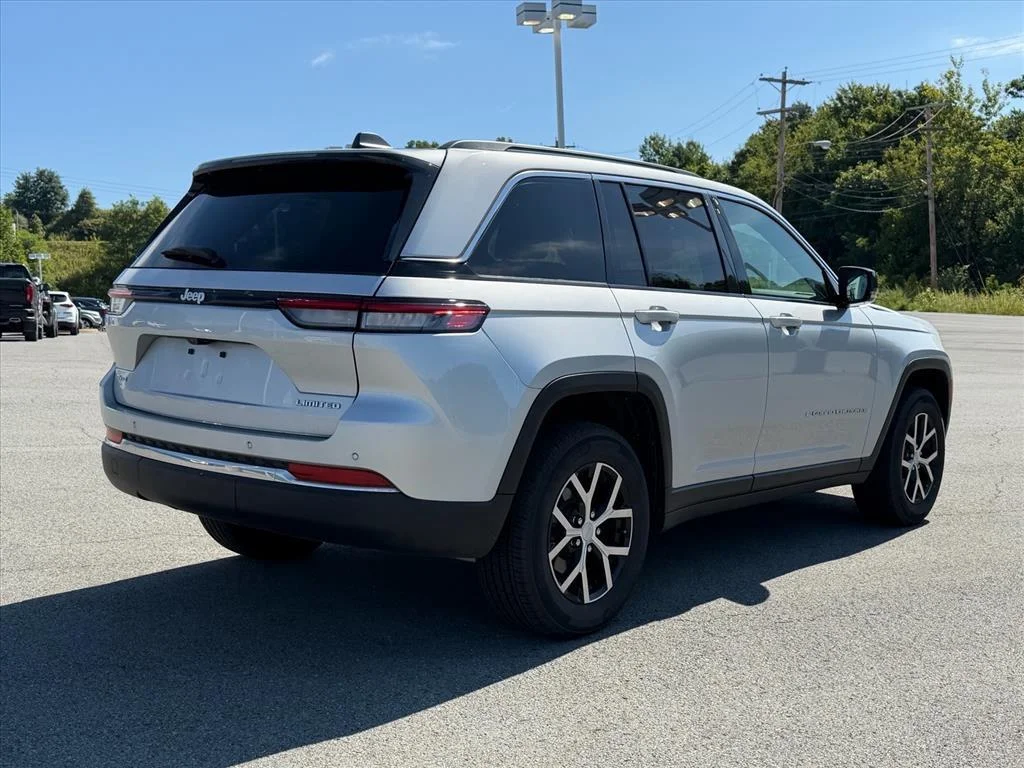 Used 2024 Silver Zynith Jeep Limited image 5
