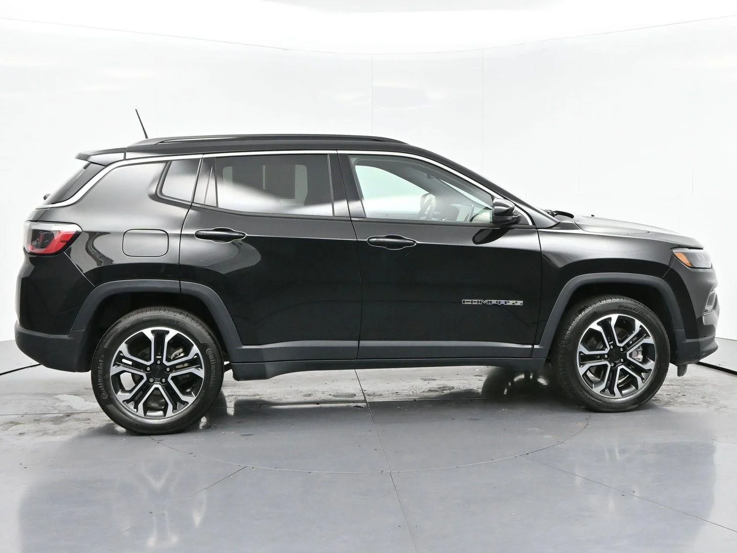 Used 2023 Diamond Black Crystal Pearlcoat Jeep Limited image 8