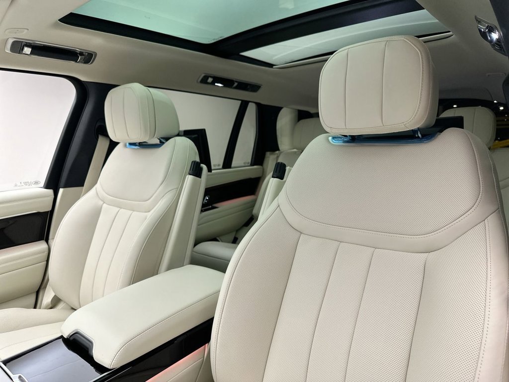 Used 2024  Land Rover SE image 15