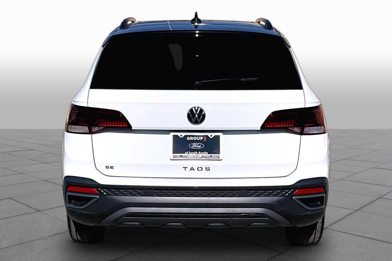Used 2024 Pure White w/ Deep Black Roof Volkswagen SE Black image 5