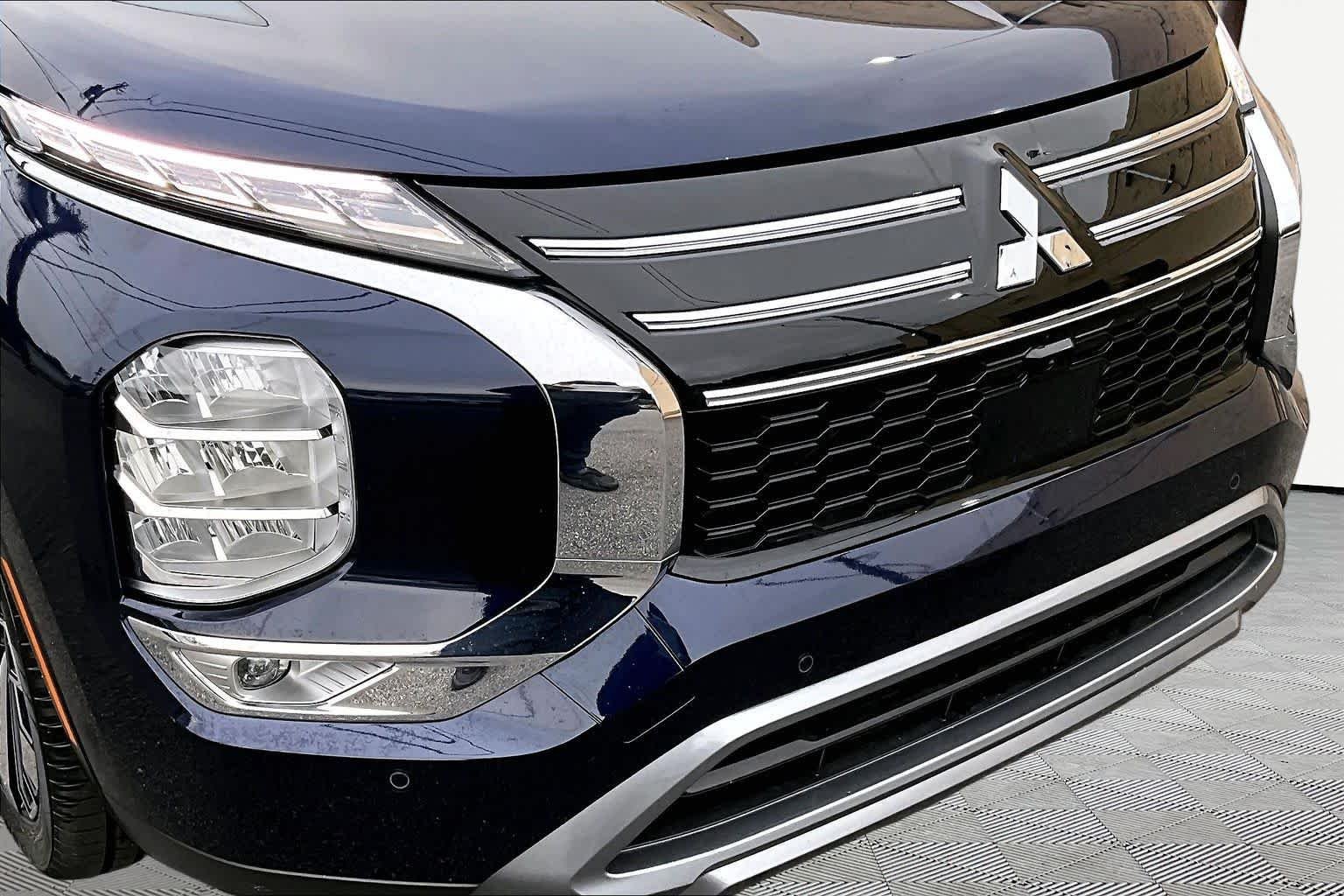 Used 2025 Cosmic Blue Metallic Mitsubishi SE image 30
