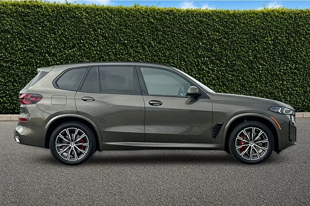 Used 2026 Green BMW xDrive40i image 3