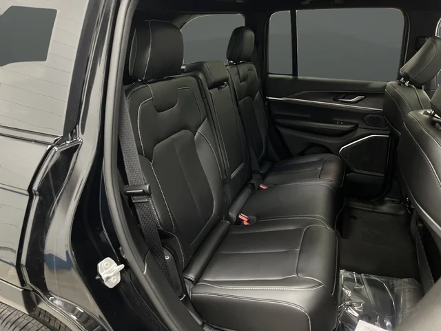 New 2026 Diamond Black Crystal Pearl-Coat Exterior Paint Jeep Limited image 32