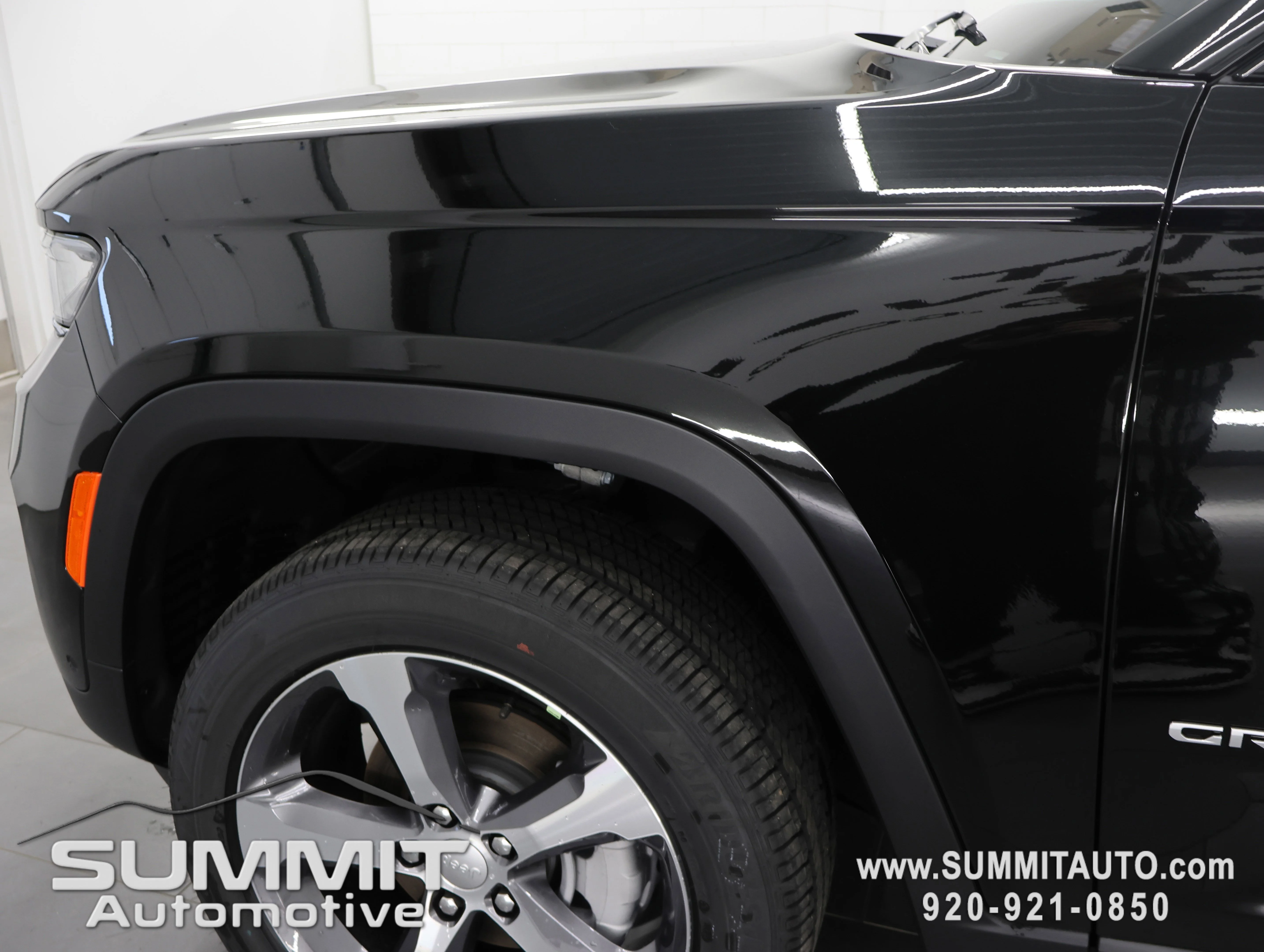 New 2025 Diamond Black Crystal Pearl-Coat Exterior Paint Jeep Limited image 38