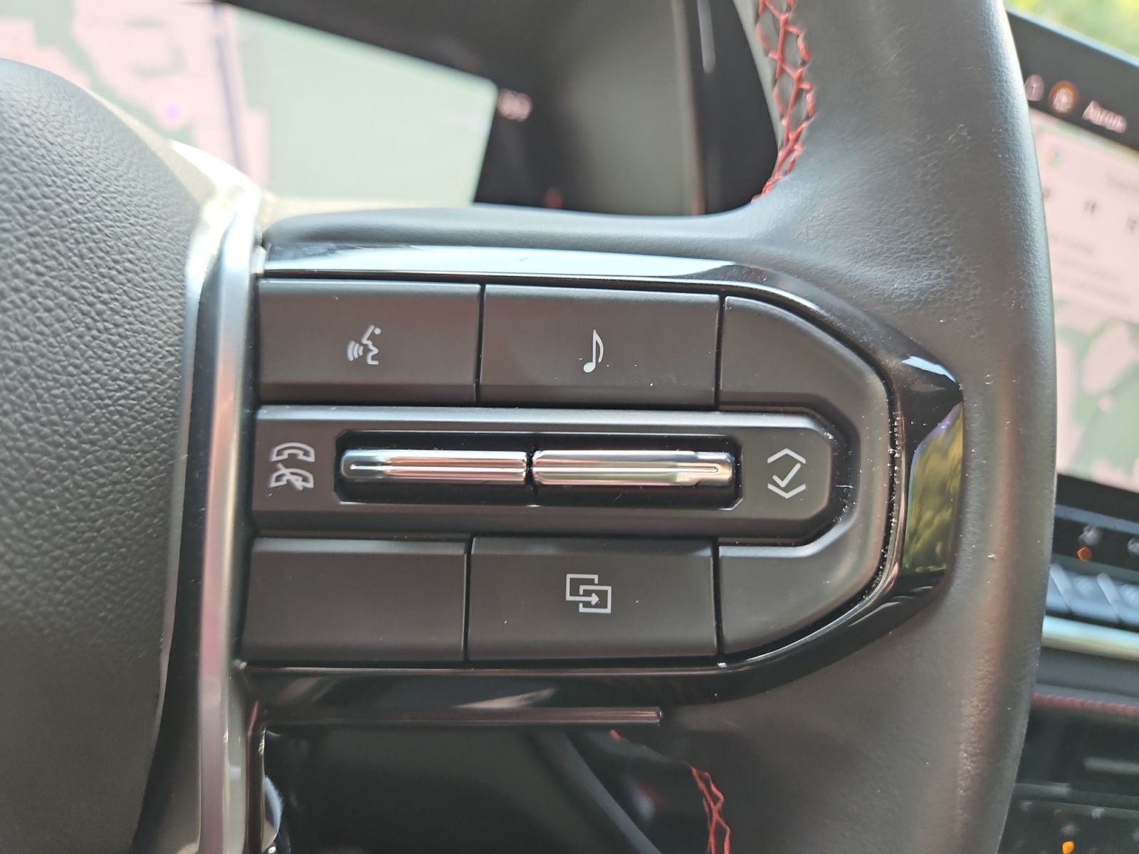 Used 2025 Gray Chevrolet Z71 image 26