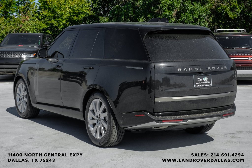 New 2027 Santorini Black Metallic Land Rover SE image 12