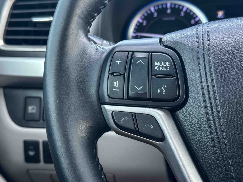 Used 2018 White Toyota XLE image 31