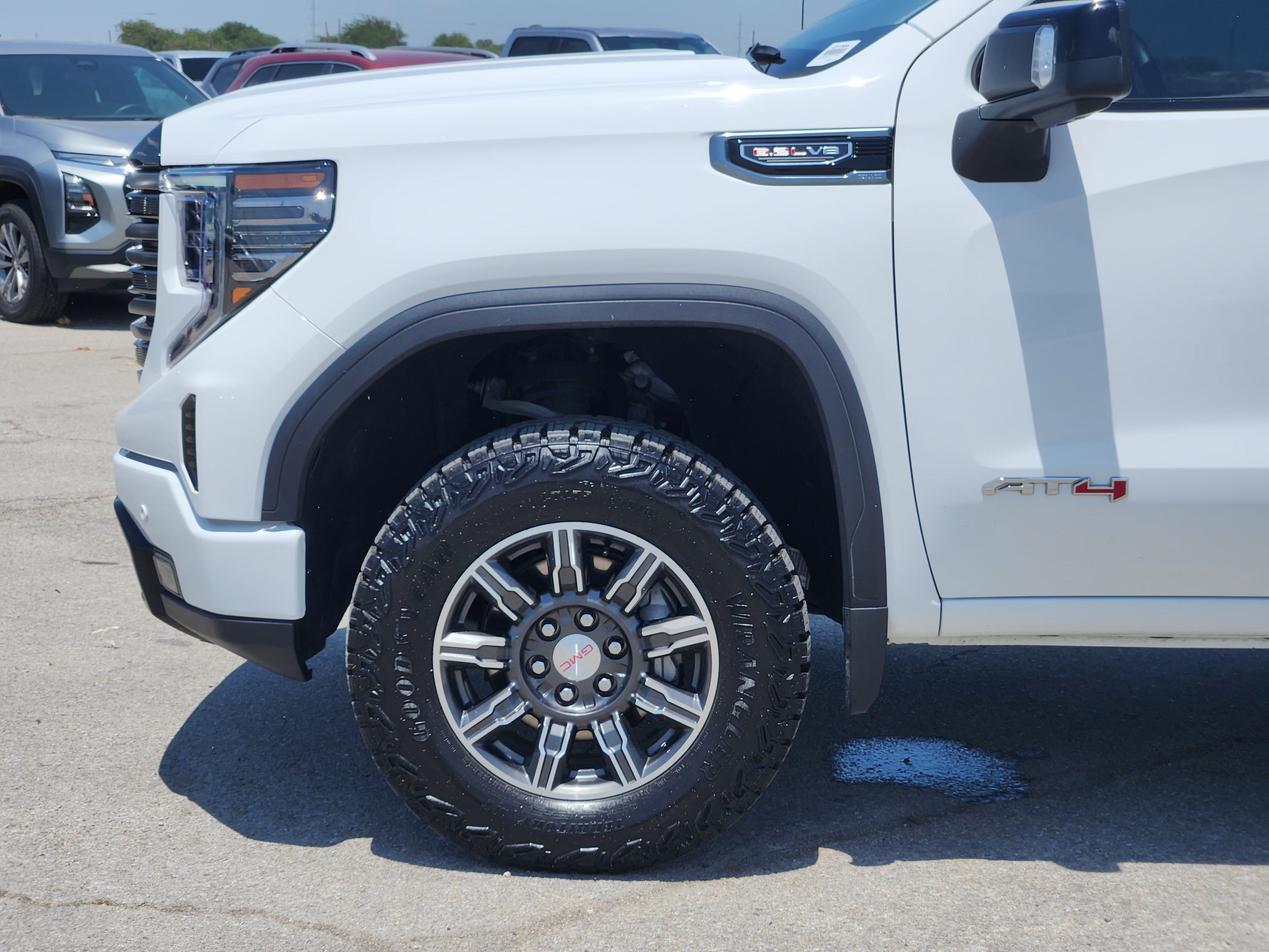 Used 2025 Summit White GMC AT4 image 9