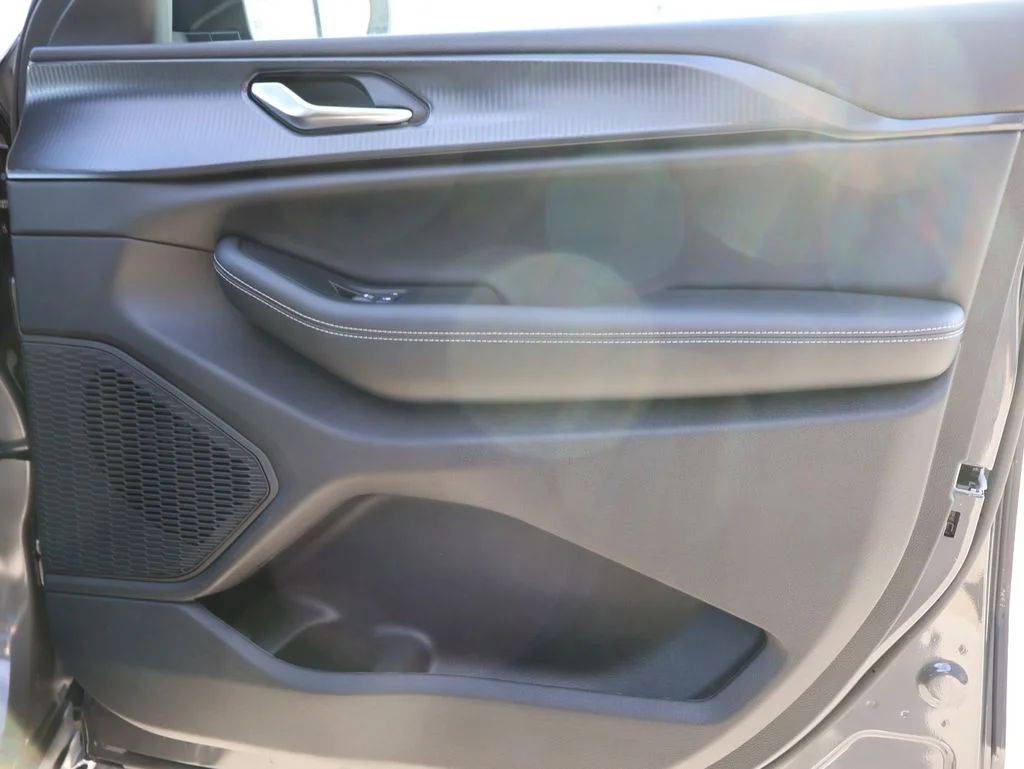 New 2026 Baltic Gray Metallic Clear-Coat Exterior Paint Jeep Laredo X image 8