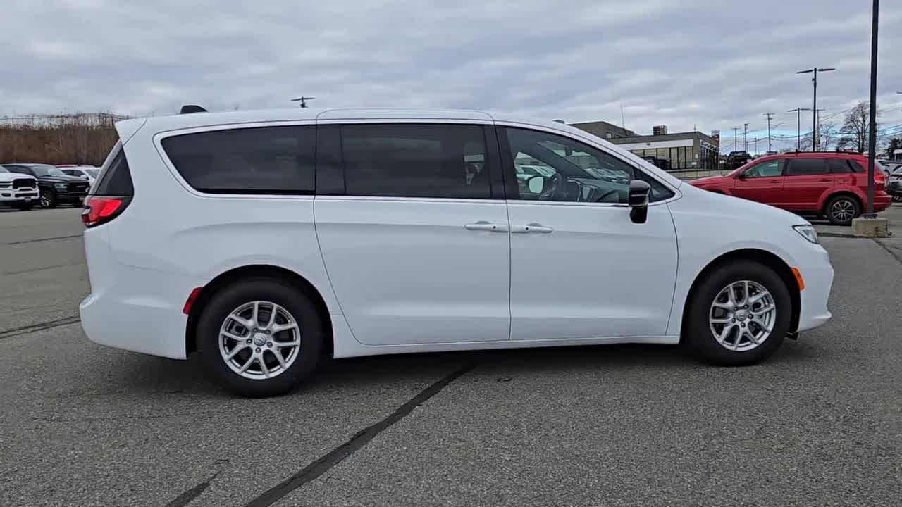 2026 Chrysler Pacifica Select - Photo 9