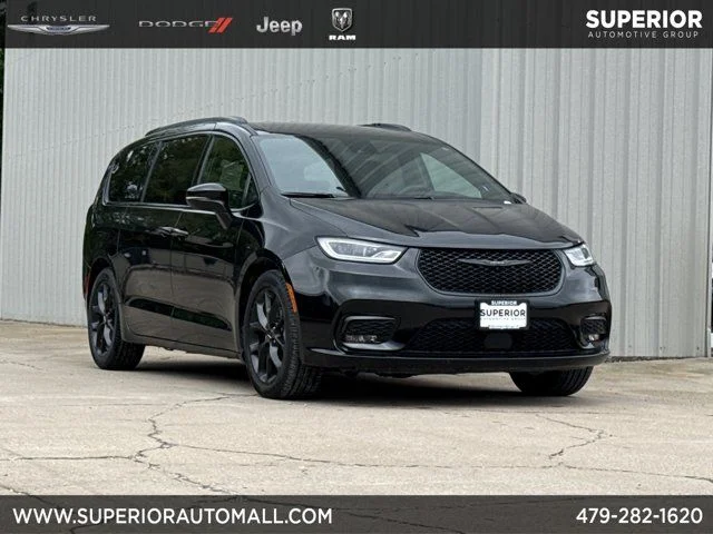 2023 Chrysler Pacifica Touring L's photo