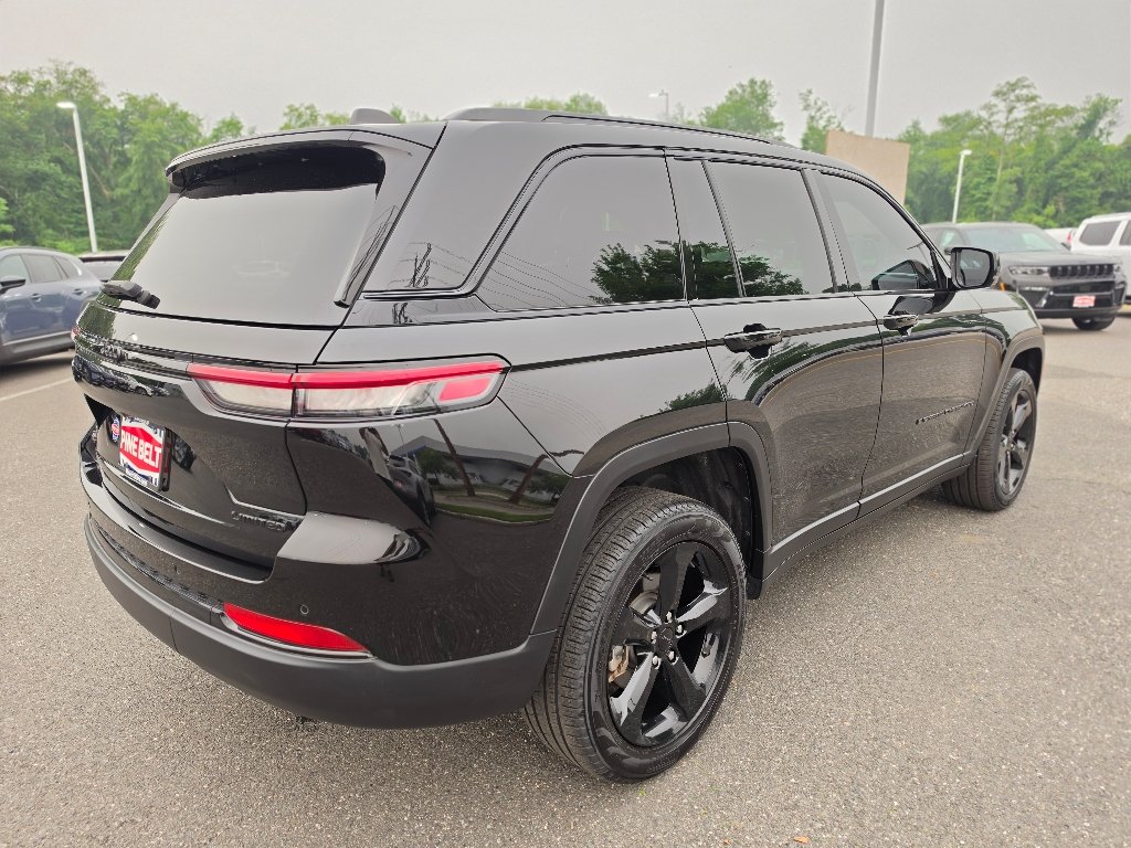 Used 2024 Diamond Black Crystal Pearl Coat Jeep Limited image 22