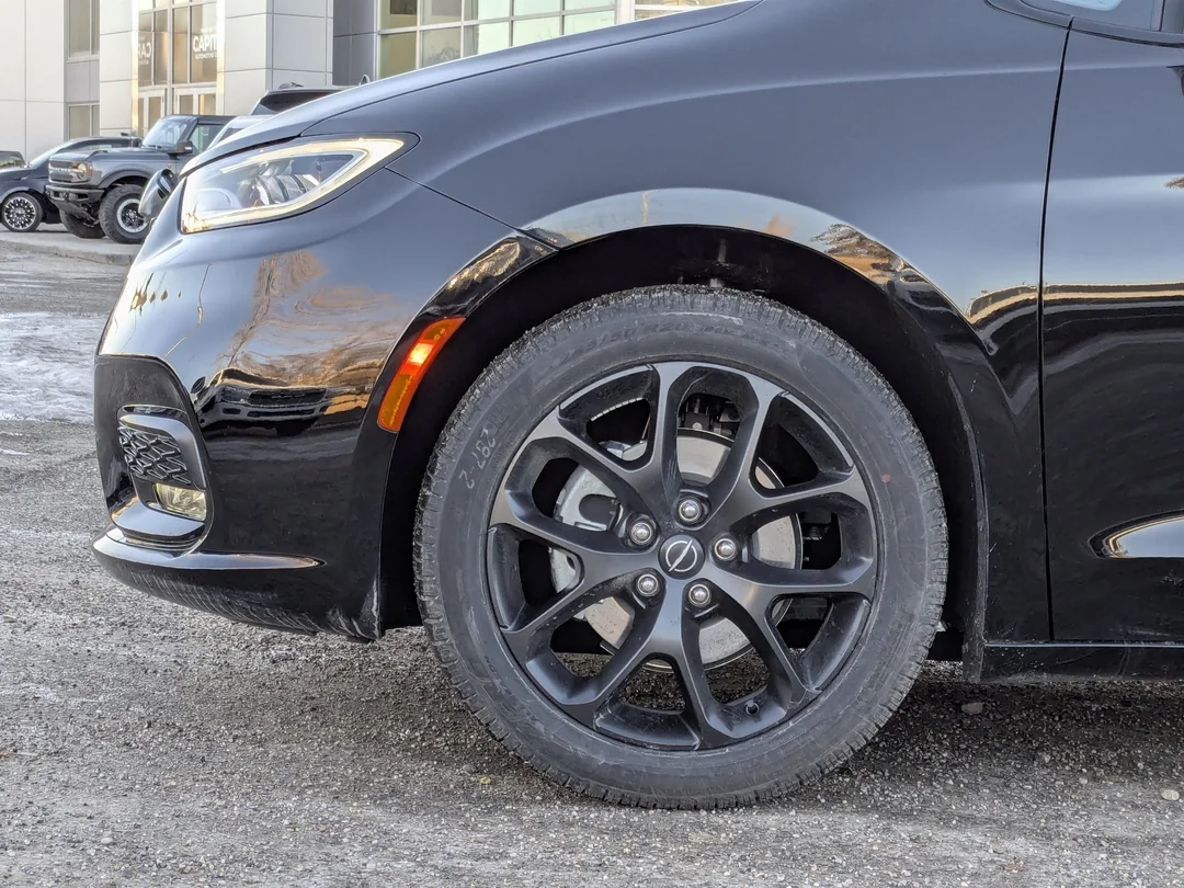 New 2026 Black Chrysler Select - - FWD - Panoramic Sunroof - Power Sliding Doors - S App Pkge & More! image 9