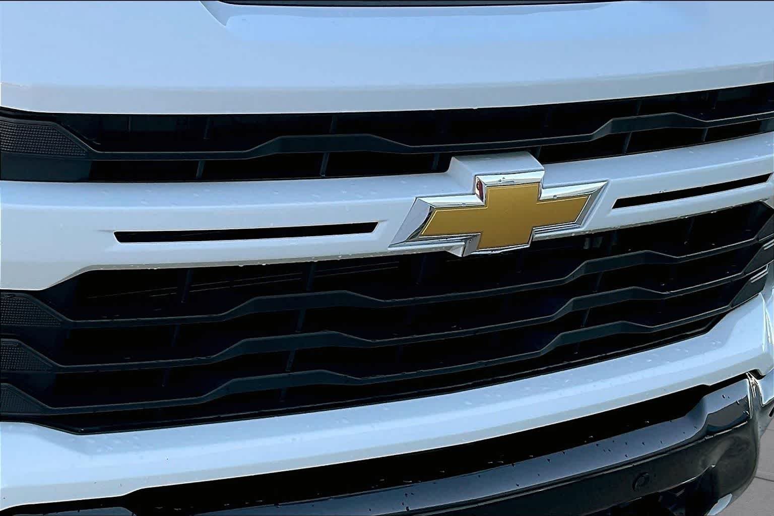 Used 2025 Summit White Chevrolet Custom image 26