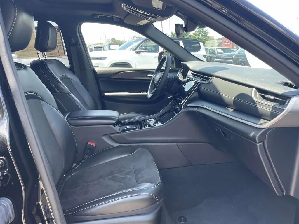 Used 2023 Black Jeep Altitude image 15