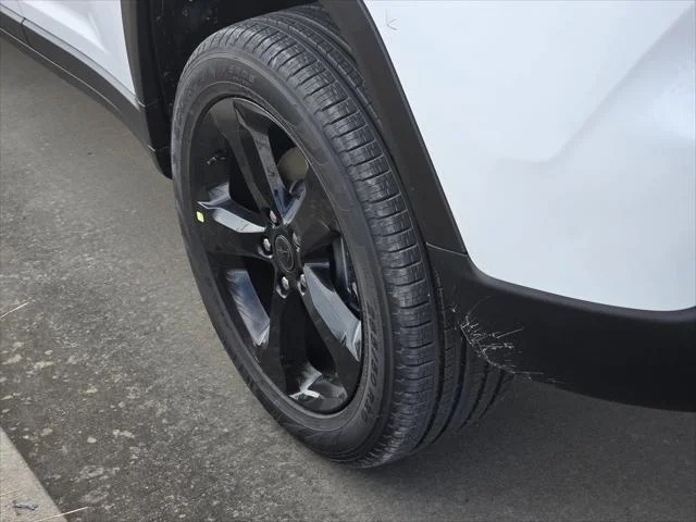 New 2027 Bright White Clear-Coat Paint Jeep Limited image 5