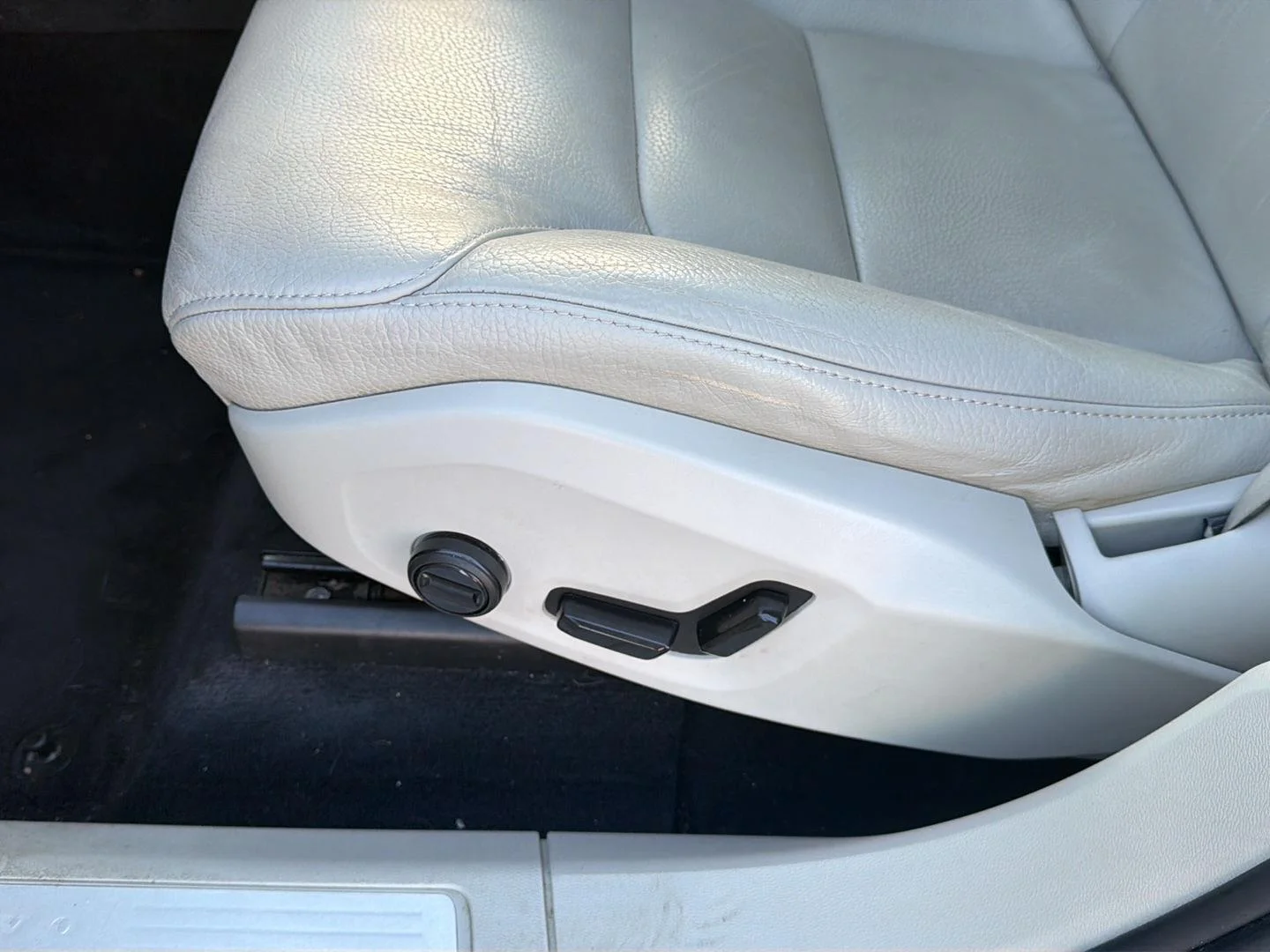 Used 2022  Volvo Momentum image 13