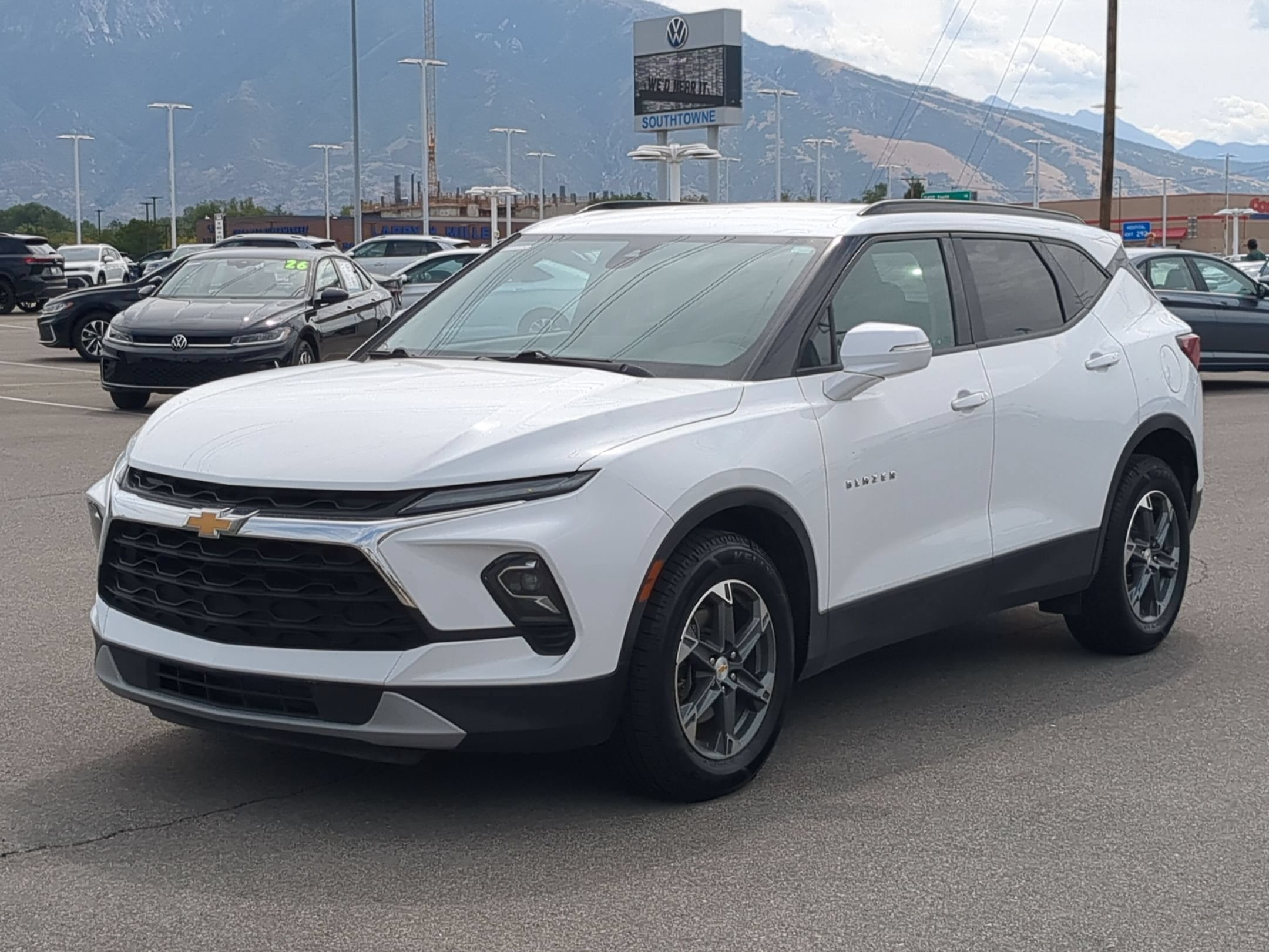 Used 2024 Summit White Chevrolet LT image 8