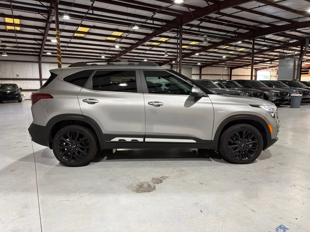 Used 2023 Gray Kia Nightfall image 4